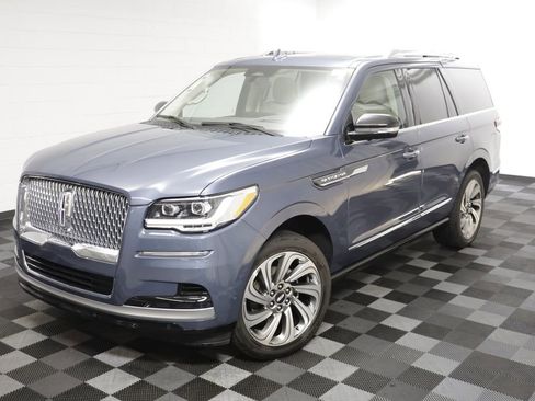 Used 2023 Lincoln Navigator Reserve AWD/4WD image 2