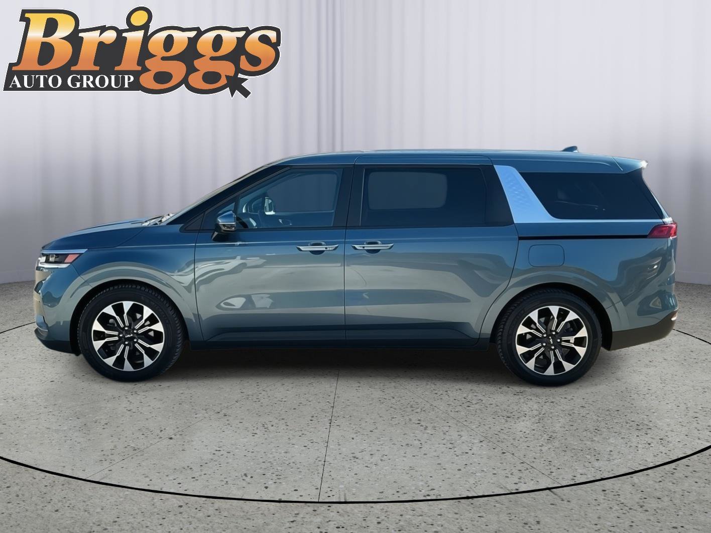 Used 2023 Kia Carnival EX FWD image 2