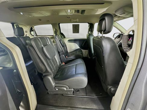 Used 2016 Chrysler Town & Country Touring w/ Driver Convenience Group image 27