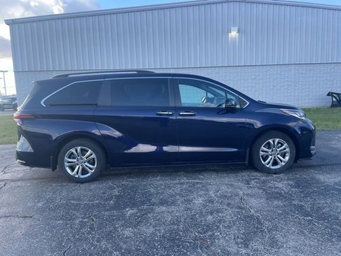 Used 2022 Toyota Sienna XSE image 18