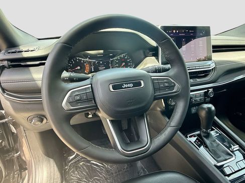 Used 2023 Jeep Compass Latitude w/ Sun and Sound Group AWD/4WD image 11