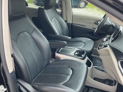 Used 2024 Chrysler Pacifica Limited FWD image 10