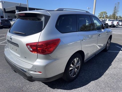 Used 2018 Nissan Pathfinder SL image 4