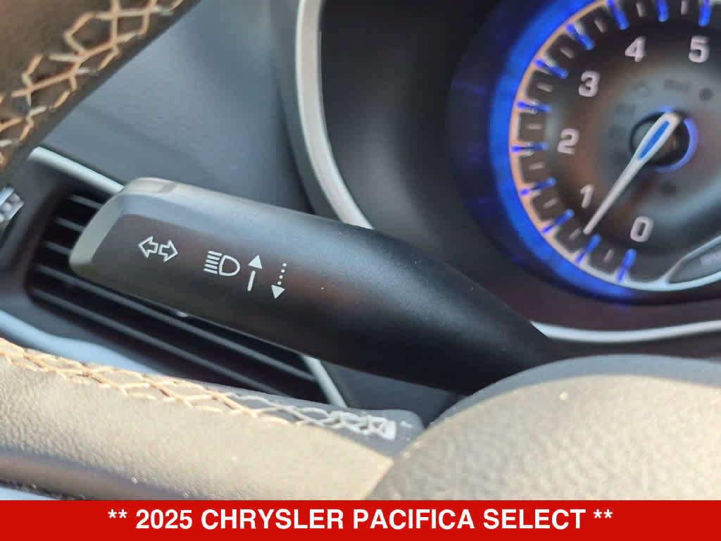 Used 2025 Chrysler Pacifica Select FWD image 23