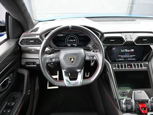 Used 2022 Lamborghini Urus AWD/4WD image 18