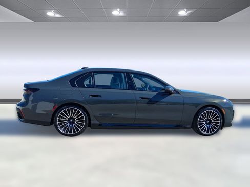 New 2026 BMW 750e xDrive image 7