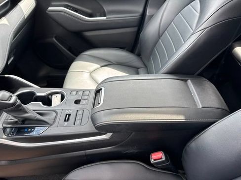 Used 2023 Toyota Highlander XLE AWD/4WD image 17