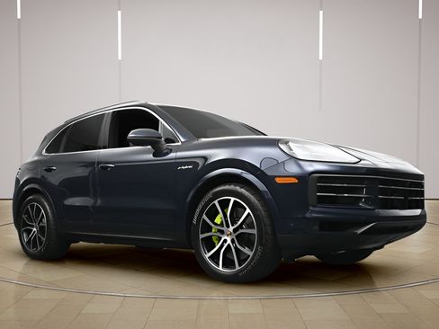 Certified 2025 Porsche Cayenne S AWD/4WD image 32
