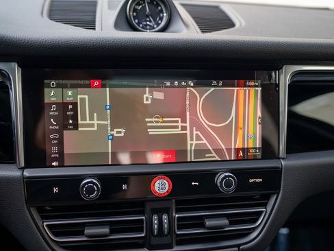 Certified 2025 Porsche Macan image 18