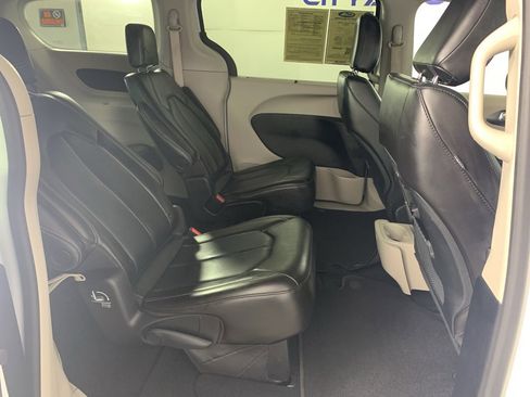 Used 2023 Chrysler Pacifica Touring-L image 36