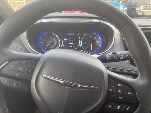 Used 2025 Chrysler Pacifica Limited FWD image 25
