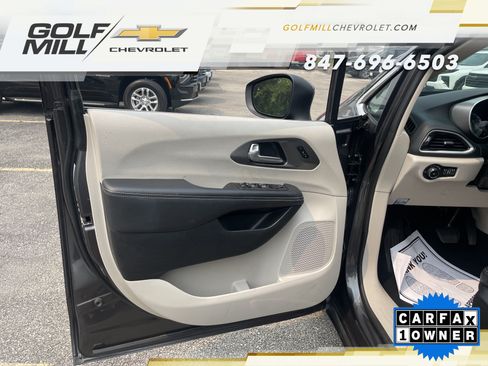 Used 2023 Chrysler Pacifica Touring-L FWD image 13