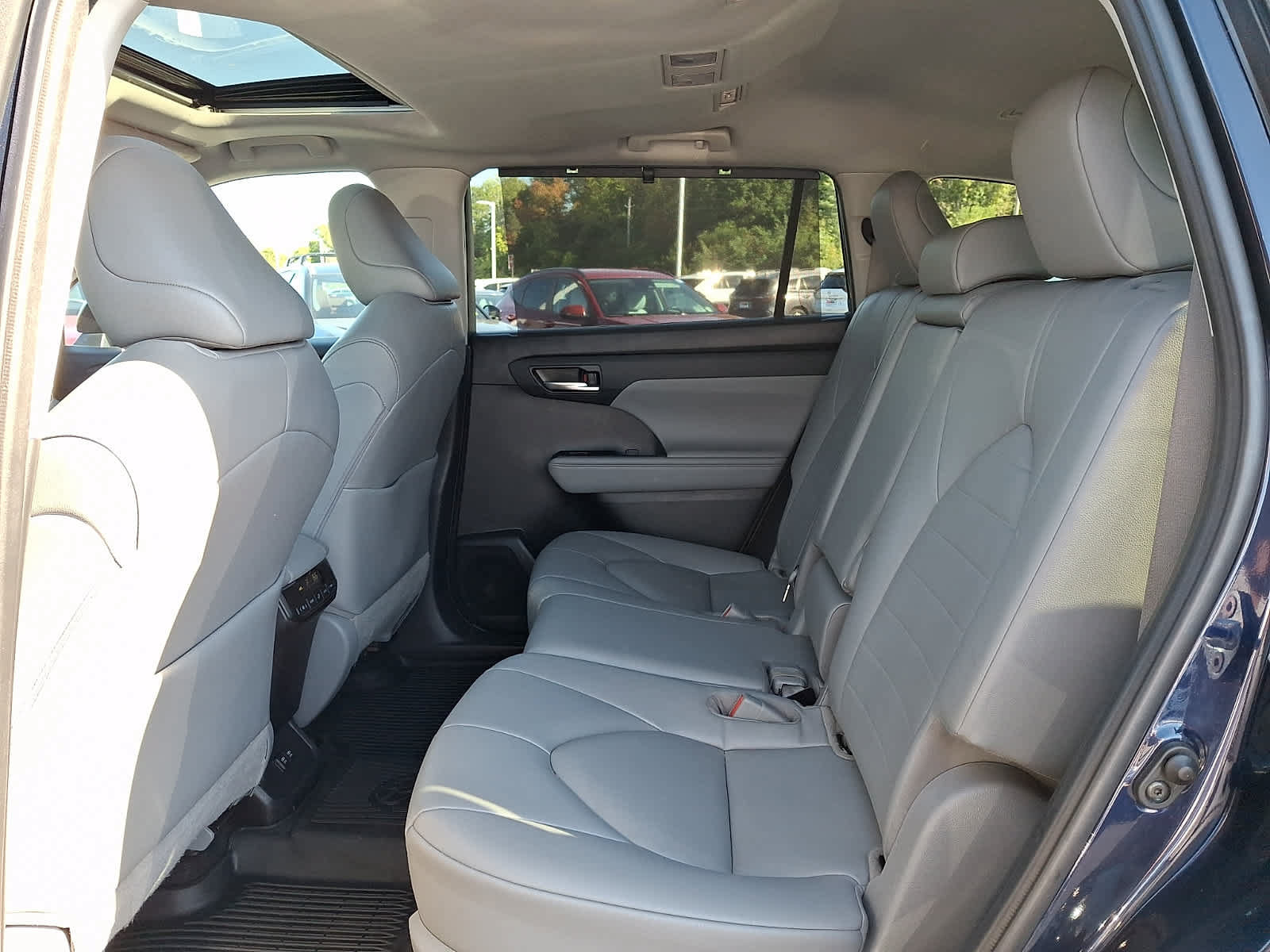 Certified 2021 Toyota Highlander XLE AWD/4WD image 12