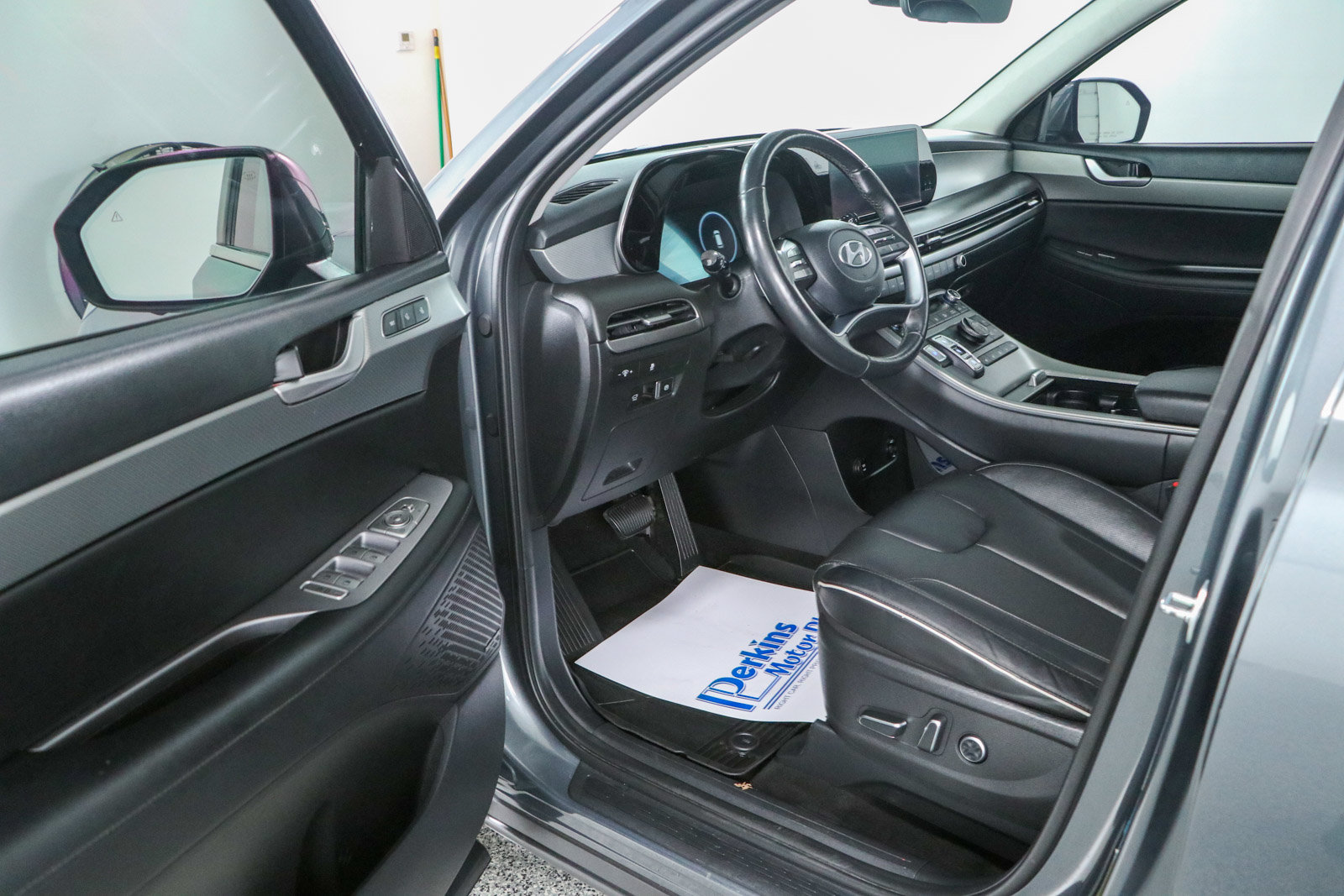 Used 2024 Hyundai Palisade SEL w/ Premium Package FWD image 3