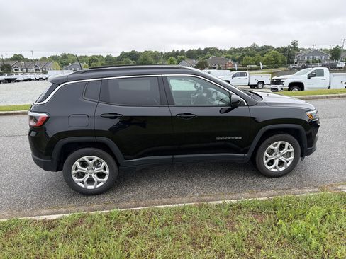 Used 2024 Jeep Compass Latitude AWD/4WD image 11