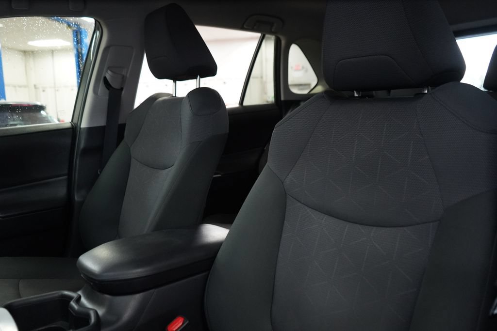 Used 2025 Toyota RAV4 XLE AWD/4WD image 19