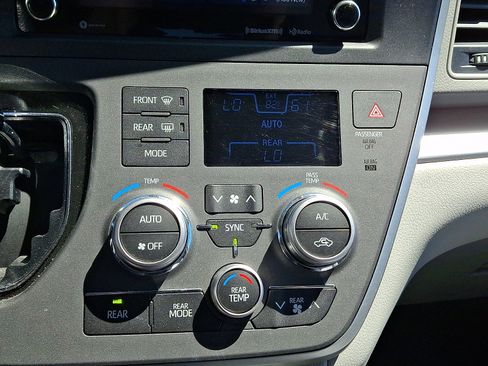 Used 2020 Toyota Sienna LE FWD image 15