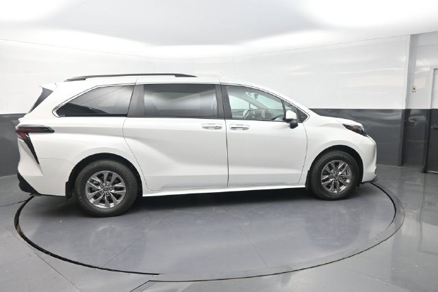 Used 2026 Toyota Sienna XLE FWD image 9