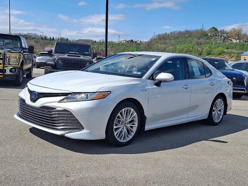 Used 2018 Toyota Camry XLE image 3