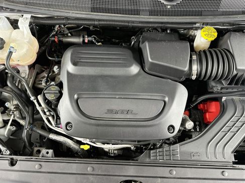 Used 2024 Chrysler Pacifica Touring-L FWD image 34