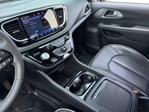 Used 2025 Chrysler Pacifica Limited FWD image 21