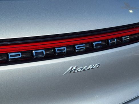 Used 2025 Porsche Macan image 30