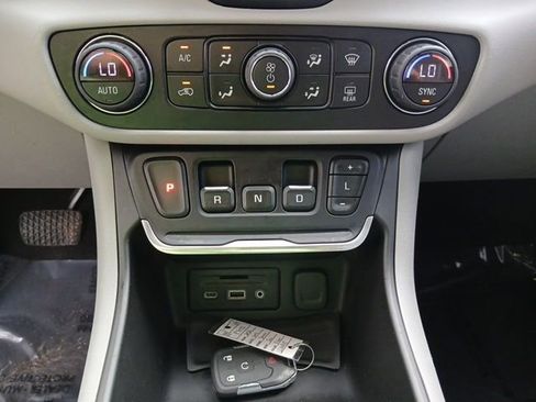 Used 2020 GMC Terrain SLT AWD/4WD image 33
