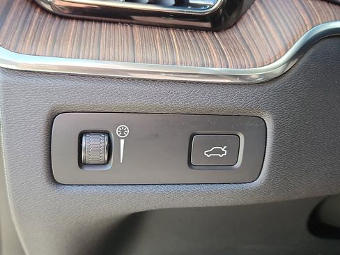 Used 2022 Volvo XC60 B5 Momentum image 25