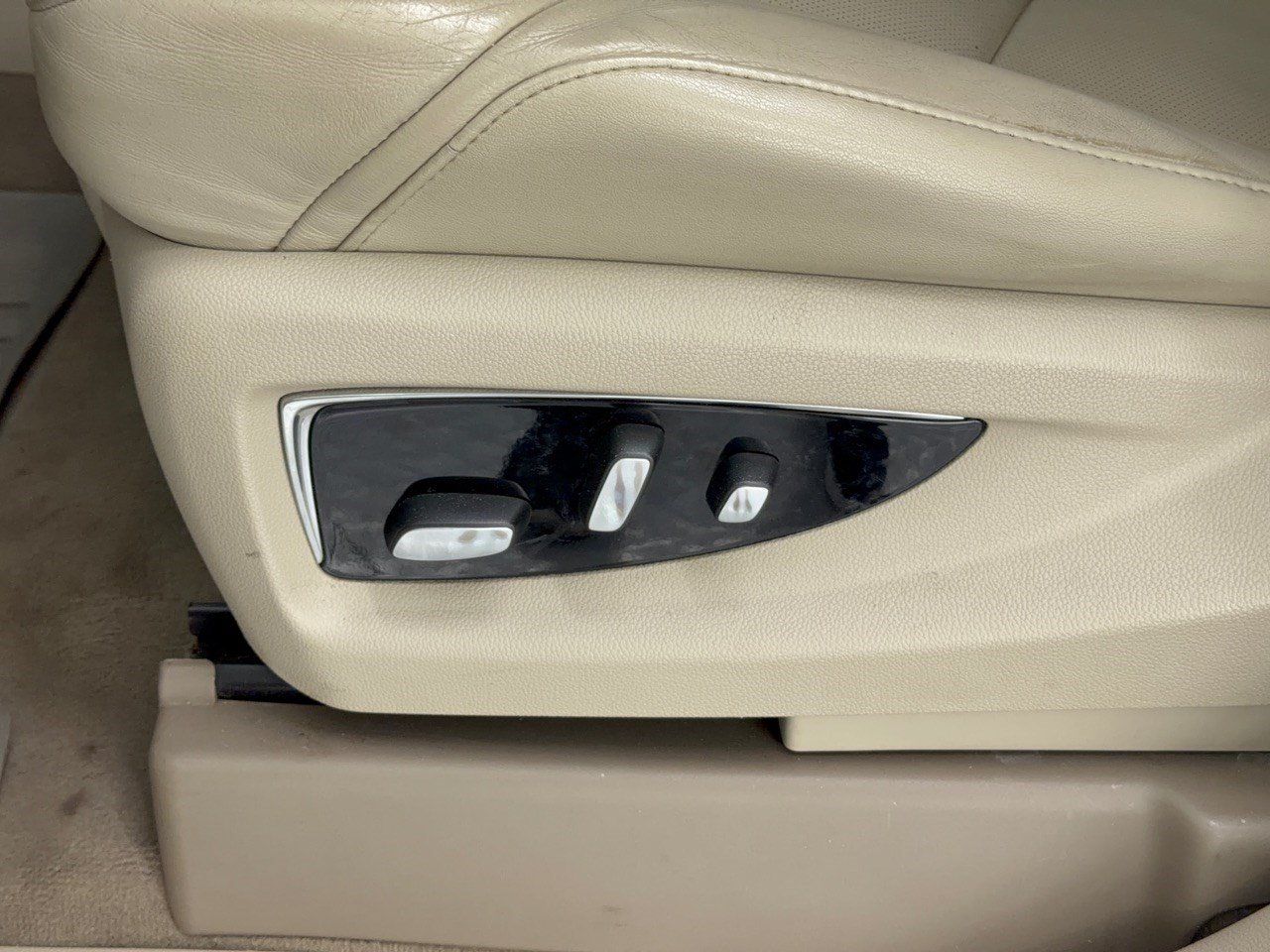 Used 2018 Cadillac Escalade Luxury AWD/4WD image 16