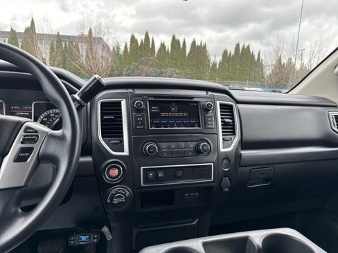 Used 2019 Nissan Titan S image 20