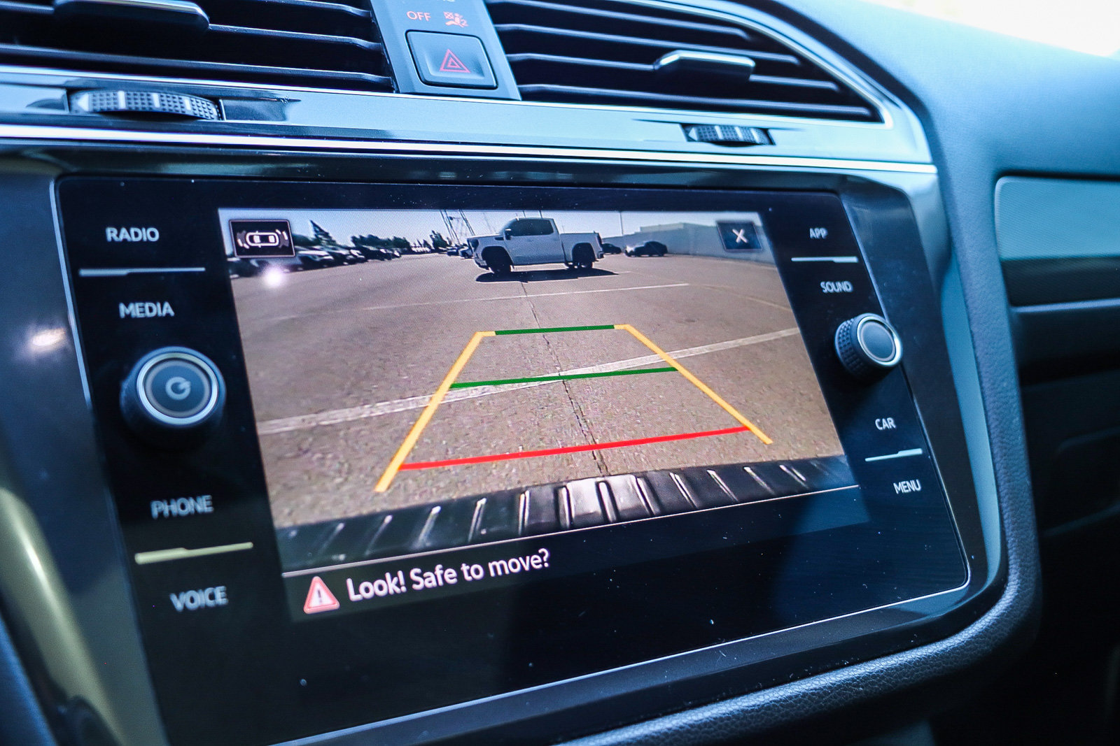 Used 2023 Volkswagen Tiguan SE w/ Panoramic Sunroof Package FWD image 25