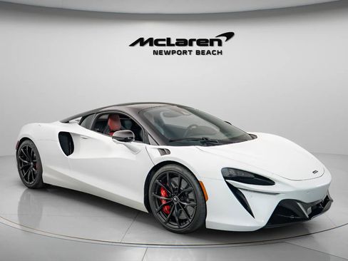 Used 2023 McLaren Artura RWD image 19