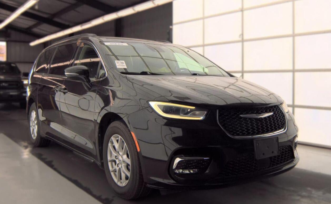 Used 2022 Chrysler Pacifica Touring-L FWD image 1