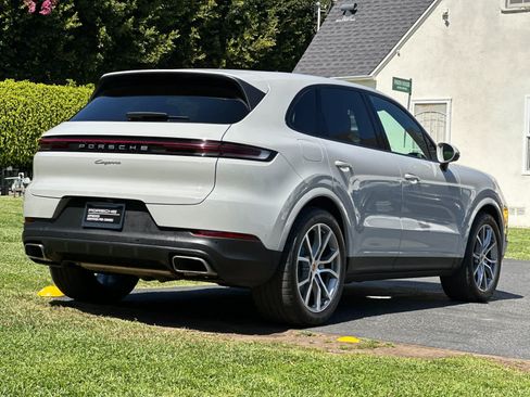 Certified 2025 Porsche Cayenne AWD/4WD image 8