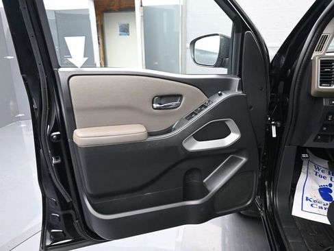 Used 2022 Nissan Frontier SV w/ Technology Package image 9