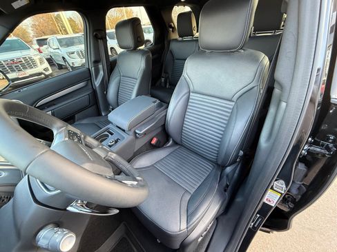 Used 2024 Land Rover Discovery Dynamic SE image 12