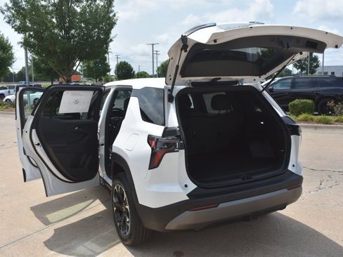 New 2026 Chevrolet Equinox LT w/ Safety and Technology Package FWD image 15