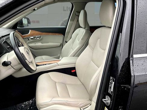 Used 2022 Volvo XC90 T6 Momentum w/ Climate Package image 11
