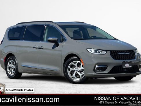 Used 2023 Chrysler Pacifica Limited FWD image 1