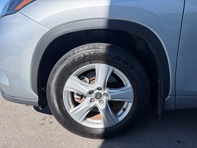 Used 2025 Toyota Highlander LE AWD/4WD image 4