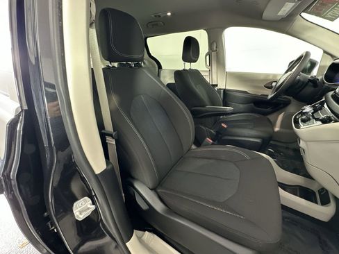 Used 2023 Chrysler Voyager LX image 31