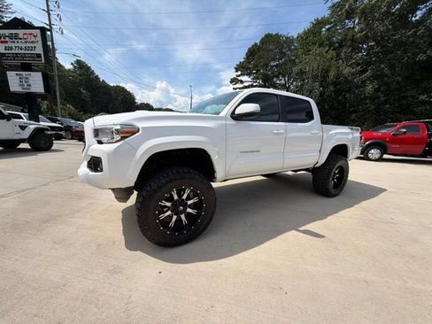 Used 2016 Toyota Tacoma TRD Sport w/ Towing Package AWD/4WD image 16