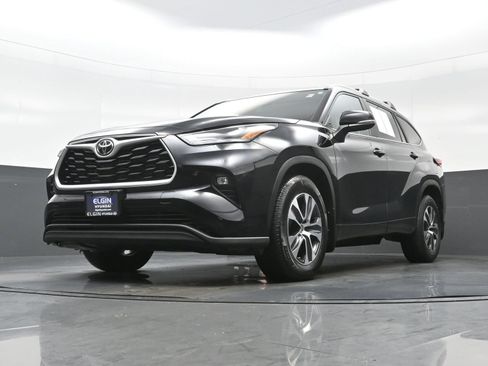 Used 2023 Toyota Highlander XLE AWD/4WD image 29