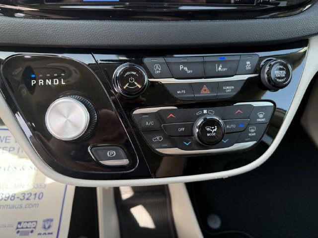 Used 2023 Chrysler Pacifica Touring-L FWD image 30