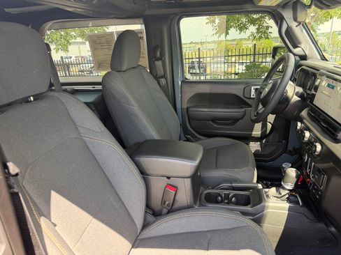 Used 2025 Jeep Wrangler Sport AWD/4WD image 19