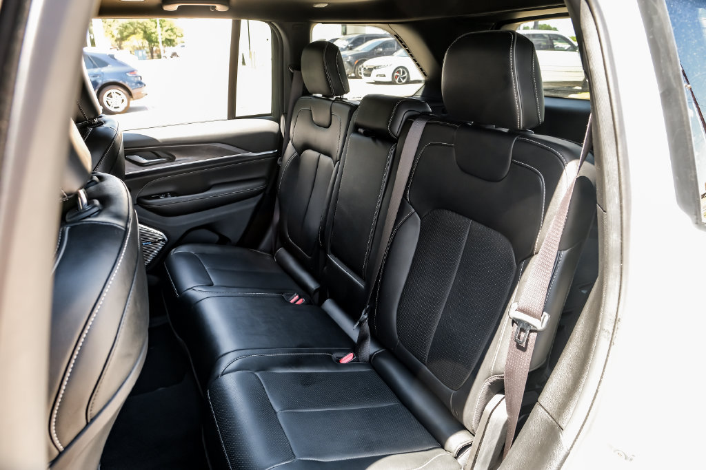 Used 2023 Jeep Grand Cherokee Overland AWD/4WD image 49