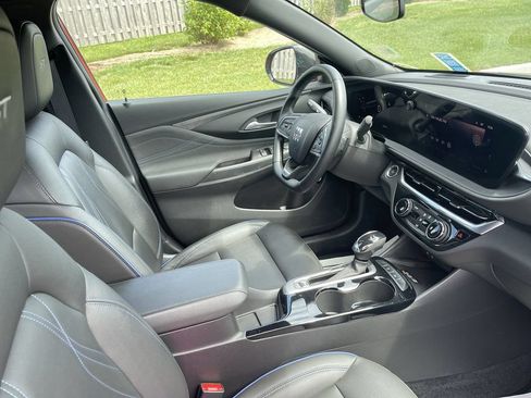 Used 2024 Buick Envista Sport Touring w/ Convenience II Package FWD image 37