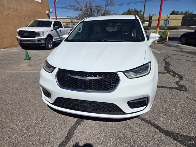 Used 2021 Chrysler Pacifica Touring-L FWD image 4