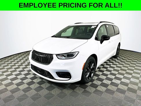 New 2026 Chrysler Pacifica Limited w/ Uconnect Theater Family Group image 4