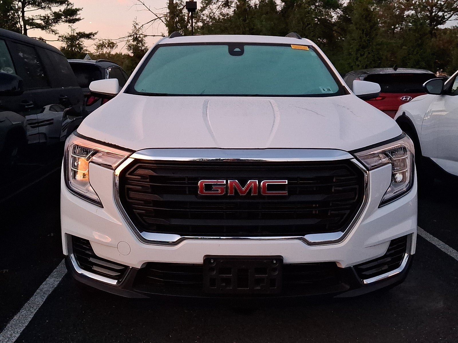 Used 2023 GMC Terrain SLE w/ Driver Convenience Package FWD image 3